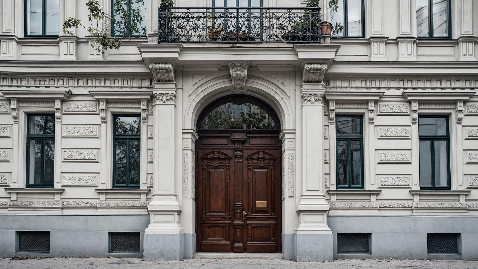 Eingang der Kanzlei Haller in der Ferstelgasse, 1090 Wien